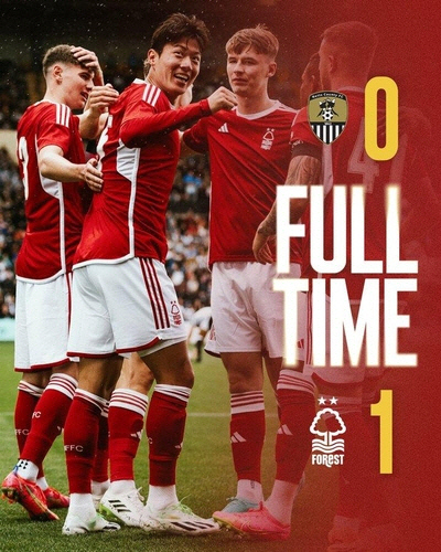 득점한 뒤 기뻐하는 황의조. [노팅엄 포리스트 트위터 캡처]